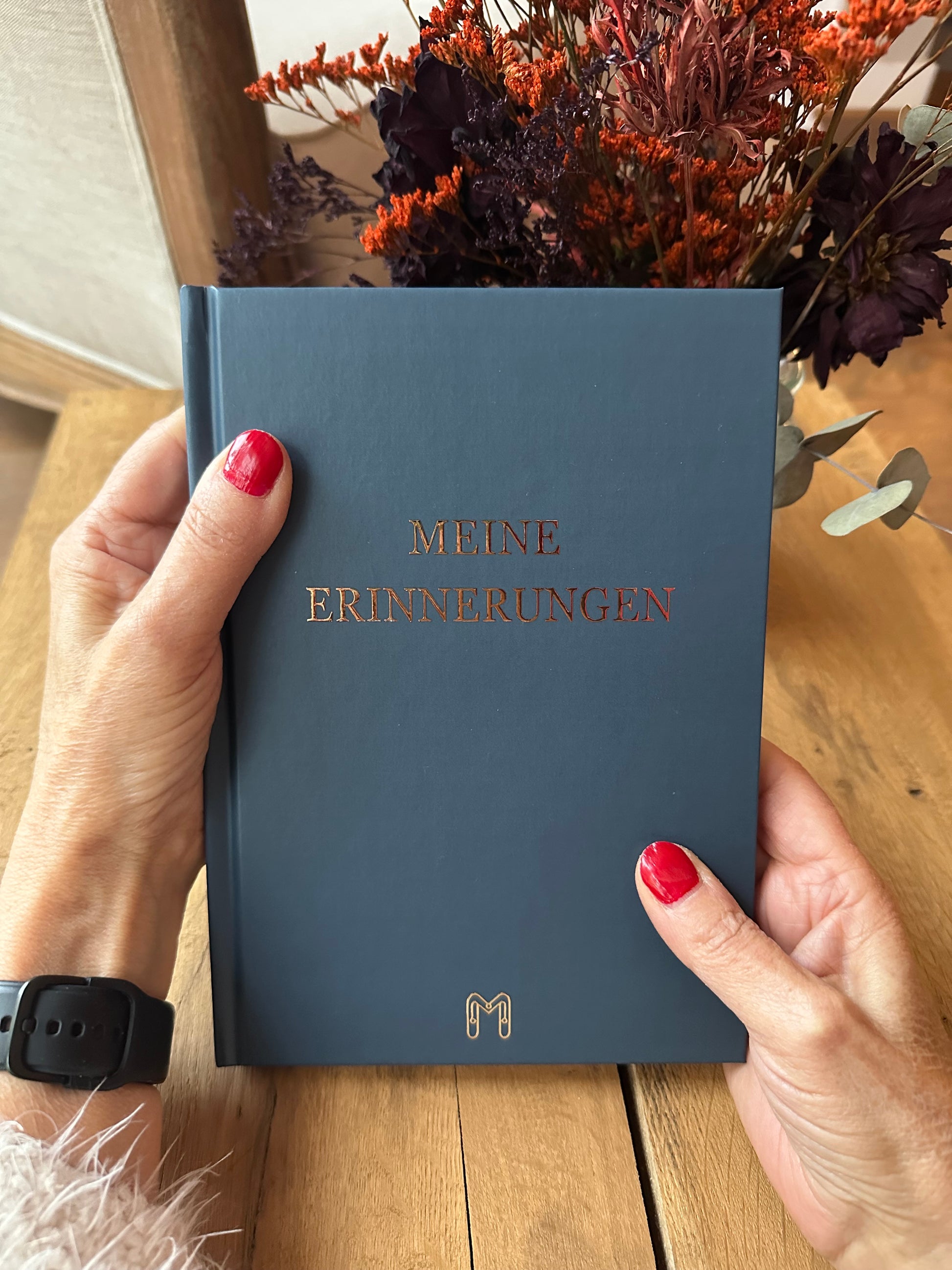 MEMORiA Books Erinnerungsbuch - Hardcover in Händen